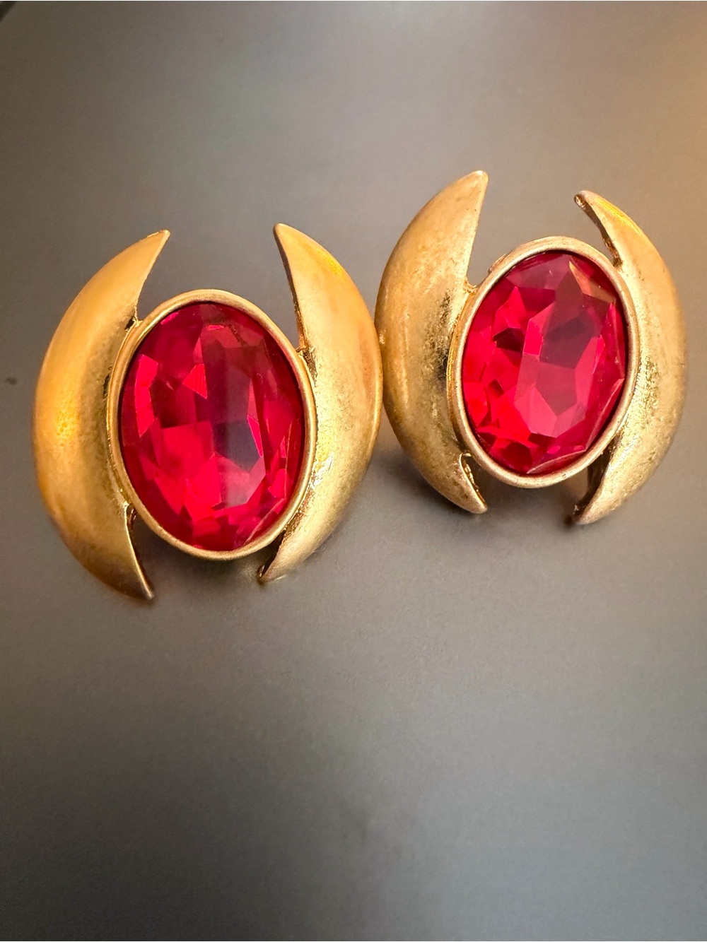 Oscar de la Renta❤️SOLD❤️Ruby Red Gold-Tone Earrings Faceted Crystal Stones - Picture 9 of 11
